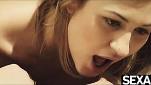 Beauties lick each other 😍