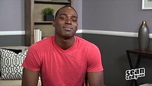 Muscular hunk Desmond's cock sucking skills in gay movie