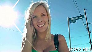 Paklena curica želi čudovišni kurac za intenzivan puhanje i misionarsko jebanje!