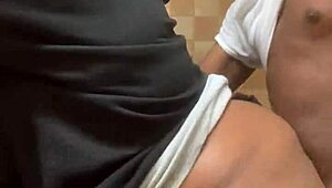 Brza jebačina u javnom WC-u pre filma sa kreampie-em