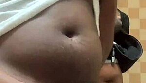 Brza jebačina u javnom WC-u pre filma sa kreampie-em