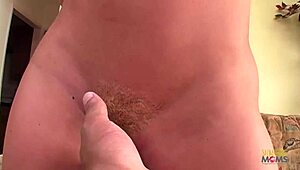 Йо, сладката Джоулийн коленичи да смуче голям черен хуй в POV!