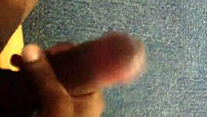 Kolla svarta killen gnida sin monsterkuk