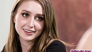 एना क्लेयर क्लाउड्स लानी ग्रे के चेहरे पर पस्सी ग्राइंड करती है