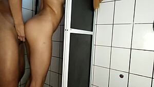 İstiyor Musun O Sünger Banyoyu, Sütle Kızıl Vücudumda?