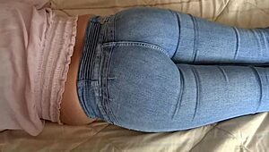 Изваждам си кура и се мастурбирам докато заварената майка на приятеля ми гледа и се пипа