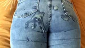 Hizmetçimiz karımı nasıl zevklendiriyor mastürbasyon yaparken kıçına boşalıyor?