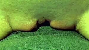 Vaalea orja sidottu tiukasti sybianille, ottamassa kovia ruoskia.