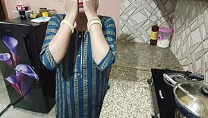 Putain ouais ! Belle-mère séduit beau-fils pour baise hardcore en cuisine