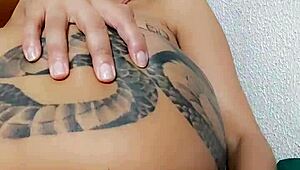 Bia, mau lihat pantat ketat aku difinger dalam?