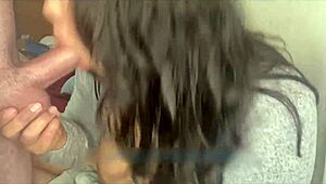 Хорошо ли я ему отсасываю, прежде чем он кончит на мои большие азиатские сиськи?