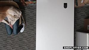 Hırsızlık yapan genç kız ofiste güvenlik görevlisini siker!