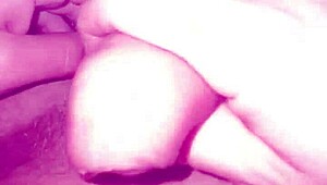 Băiat gay gras bagă deget în cur la masturbare publică