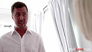 ब्लॉन्ड मिल्फ बॉस लंदन रिवर कर्मचारी को कठोर अनुशासन देती है