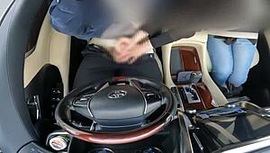 Mulher casada frustrada me faz gozar com punheta enquanto dirige!