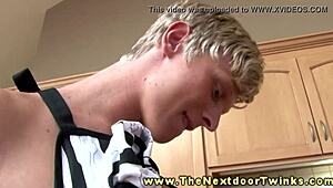 Veo mamada grupal de twinks en la cocina, ¡qué caliente!