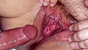 रेडहेड मॉन्स्टर लंड से इंटेंस क्रीमपाई लेती है, वाऊ!