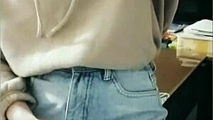 Masturbace v šortkách vede k explozivnímu výstřiku mladé shemale na veřejnosti amatérská domácí scéna