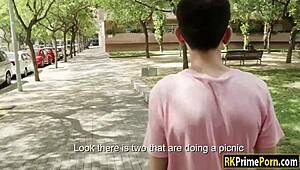 Tri vruće curice dele perverznog tipa!