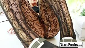 i hot nicole aniston shows amazing ass then gets fucked