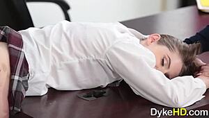 Lesbiennes sulfureuses dévorent des chattes avec passion folle