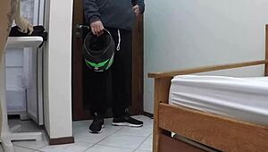 delivery guy gets a surprise tip from latina amateur