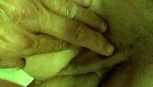 ليزبيان لاتينيات يدخلن قبضة عميق في كس الجارات