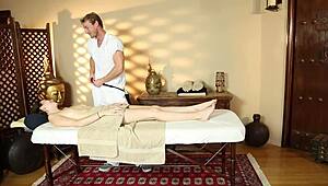 Hej, gledaj ovog prljavog masera kako radi erotske trikove