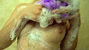 Elkapták a fekete mostohaapát, ahogy leskelődik a gőzös zuhanyozás alatt