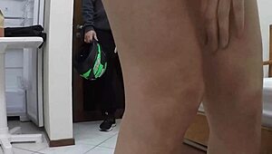 delivery guy gets a surprise tip from latina amateur