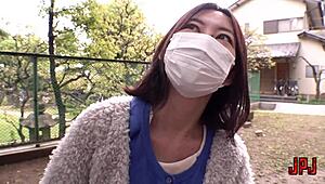 결혼한 일본 주부가 공원에서 대담하게 18+ 작은 젖과 털난 몸 드러내