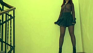 Jeny Smith se plíží nahá do kancelářské budovy. Svléká se ve výtahu a na schodech.