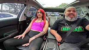 Dando um passeio com Ginger Smith pelada no carro