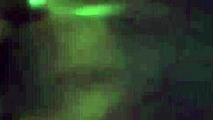 Intialainen vaimo nauttii koira-asennon hauskuudesta desi-ystävän kanssa ryhmässä