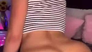 Hot Teen Shaking Ass On Webcam!