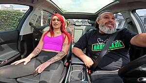 Dando um passeio com Ginger Smith pelada no carro