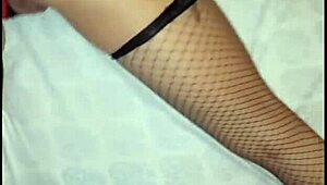 esposa gets on all fours after giving to husband's friend