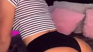 Hot Teen Shaking Ass On Webcam!