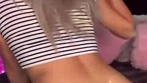 Hot Teen Shaking Ass On Webcam!