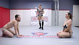 เฮ้ย ดูเบลลา รอสซี ชกชาด ไดมอนด์ แล้วรับควยเขาเข้าไปลึกและแรงหลังมวยปล้ำ!