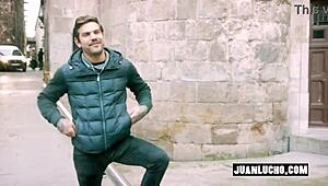 Muscular Bodybuilder Tattoos His Way To Intense Christmas Orgasm With Solo Wank