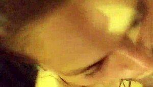 Geile hoer zuigt die enorme lul, wil je kijken?