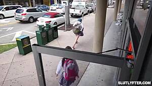 مراهقة كبيرة الصدر السارقة ميغان تطيع الضابط تومي غان