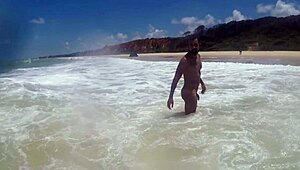 Amateurs Bodybuilder Shakes Ass on Outdoor Beach.