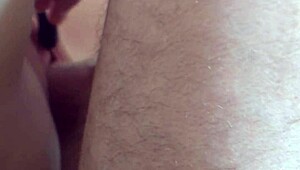 Sunt obsedat de pizda perfectă a acestei MILF britanice palide futută de puli uriașe