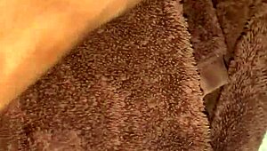 מאצבע בכוס הרטובה שלה עד שגומרת חזק