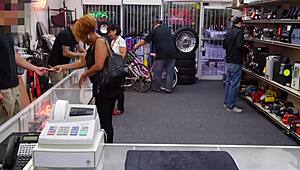 매혹적인 리얼 여배우 자지 빨고 보지 박는 거친 커플 씬