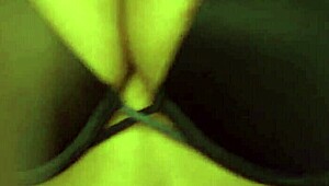 Namorada negra gananciosa com tetas enormes fodida forte em todos os buracos!