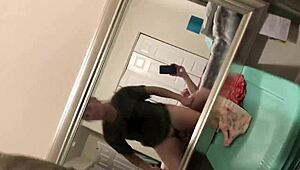 Bu sarışın olgun büyük sünnetsiz yarağı sert binerken izliyorum boşaltıyor beni