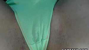 รูดหีโหนกทำให้กางเกงเปียกชุ่มบนเว็บแคม